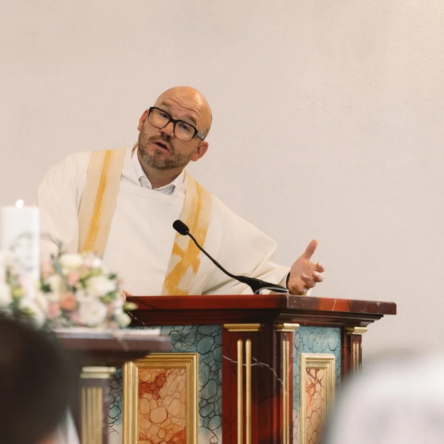 Pater Andy am Ambo während einer Hochzeitspredigt